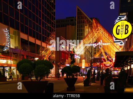 Neonlicht Fourth Street Live! In der Nacht, ein Downtown Louisville, Kentucky Komplex mit Restaurants, Bars, Nachtleben, Sport- und Unterhaltungsmöglichkeiten Stockfoto