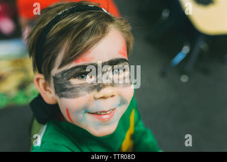 Hohe Betrachtungswinkel und der netten Jungen mit Gesicht Farbe während der Halloween Stockfoto
