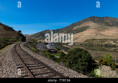 Blick auf die berühmten Quinta do Vesuvio mit den Fluss Douro und den Gleisen im Douro Tal; Konzept für Reisen in Portugal Stockfoto