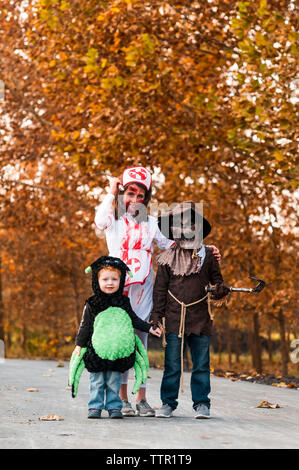 Geschwister gekleidet in Halloween Kostüme für Trick bereit oder Behandlung Stockfoto