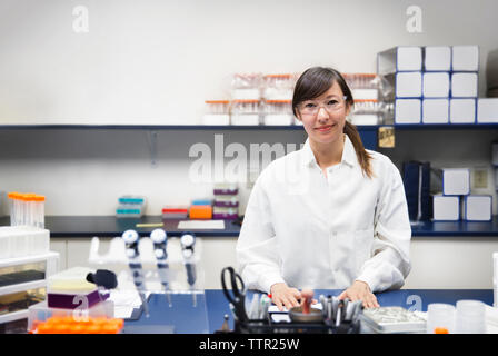 Portrait von zuversichtlich, Wissenschaftlerin im Labor Stockfoto