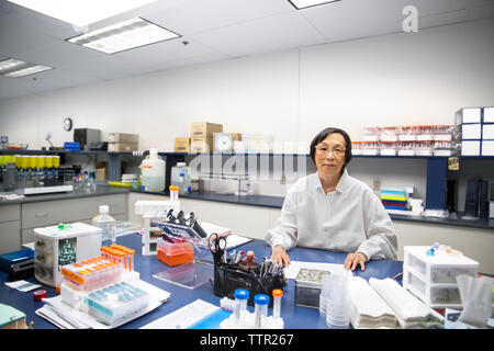 Porträt der Sicher leitende Wissenschaftlerin im Labor Stockfoto