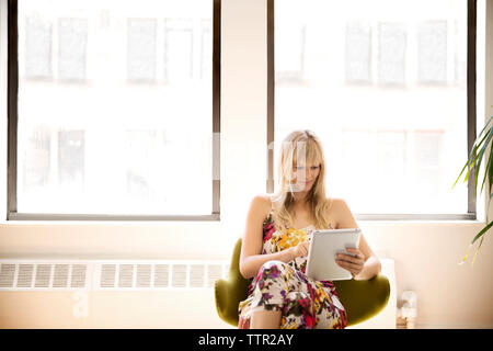 Schöne Geschäftsfrau mit Tablet-PC in der kreativen Büro Stockfoto