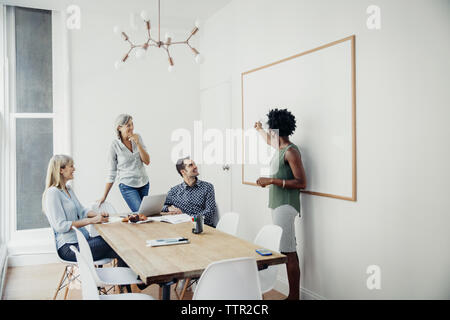 Geschäftsfrau, die Kollegen im Kreativbüro vorstellt Stockfoto
