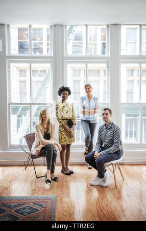Portrait von zuversichtlich Business Team auf kreative Büro Stockfoto