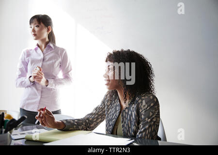 Geschäftsfrauen während des Treffens im Büro Stockfoto