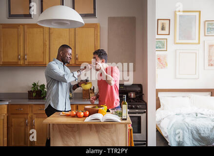 Der Mensch Ernährung essen Partner zu Hause Stockfoto