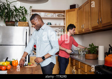 Homosexuelle Männer die Zubereitung von Speisen in der Küche Stockfoto