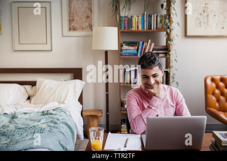 Glückliche Menschen video Conferencing auf Laptop zu Hause Stockfoto