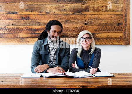 Portrait von lächelnden business Kollegen an der Konferenz Tabelle arbeiten im Büro Stockfoto