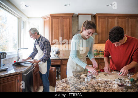 Familie Vorbereitung Lebkuchen Cookies in der Küche zu Hause. Stockfoto