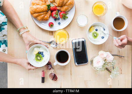 Ansicht von oben von Freunden frühstücken am Tisch im Cafe Stockfoto