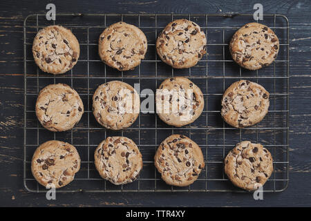 Ansicht von oben von Chocolate Chip Cookies auf dem Kochen rack Holztisch Stockfoto