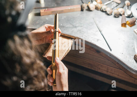 Zugeschnittenes Bild der weiblichen Schüler messen Ring über Tabelle in der Werkstatt Stockfoto