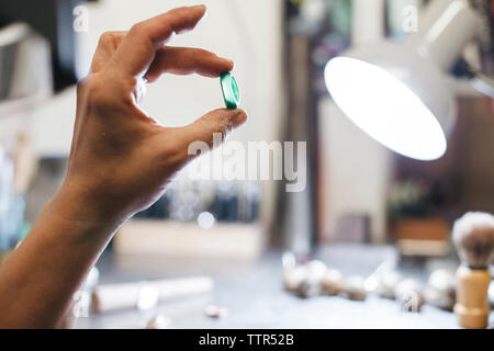 7/8-Seite der weiblichen Handwerker holding Ring in der Werkstatt Stockfoto