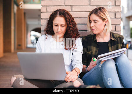 Zwei junge Studenten in der Hochschule mit Laptop Stockfoto