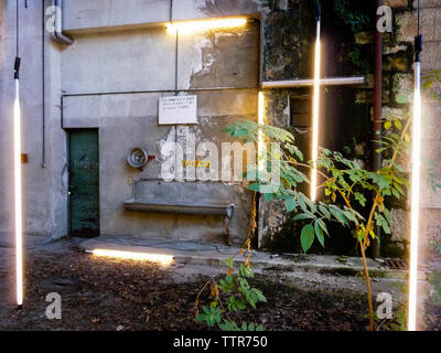 Les dormeurs - die Schwellen - Arbeit von Pedro Cabrita Reis, Biennale für zeitgenössische Kunst, Bichat Kaserne, Lyon, Frankreich Stockfoto