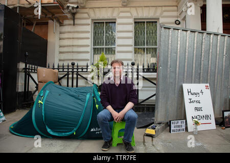London, Großbritannien. 17. Juni 2019. Richard Ratcliffe im Hungerstreik vor der iranischen Botschaft in London aus Protest gegen die Inhaftierung von seiner Frau Nazanin Zaghari in Iran über Spionage Behauptungen. Credit: Joe Kuis/Alamy Stockfoto