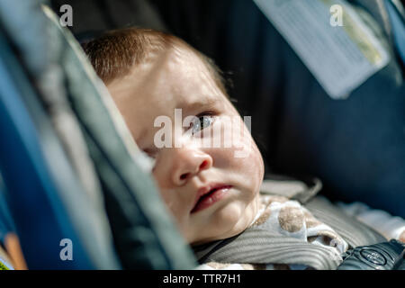 Cute Baby weg suchen, während im Auto - Sitz