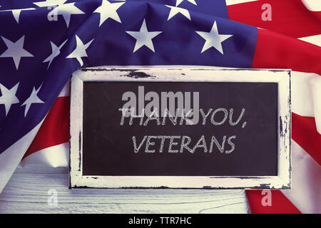 Tafel mit Text DANKE, Veteranen auf USA Nationalflagge Stockfoto