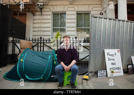London, Großbritannien. 17. Juni 2019. Richard Ratcliffe im Hungerstreik vor der iranischen Botschaft in London aus Protest gegen die Inhaftierung von seiner Frau Nazanin Zaghari in Iran über Spionage Behauptungen. Credit: Joe Kuis/Alamy Stockfoto