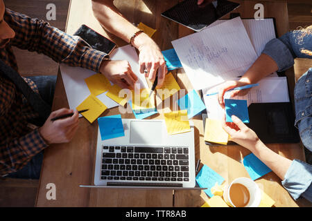 Zugeschnittenes Bild von Kollegen am Tisch arbeiten im Büro Stockfoto