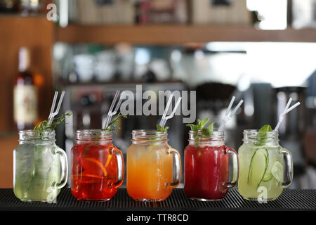 Verschiedene Cocktails auf Tisch im Cafe Stockfoto