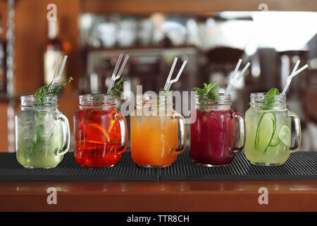 Verschiedene Cocktails auf Tisch im Cafe Stockfoto