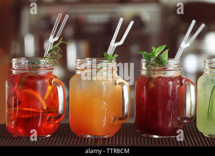 Verschiedene Cocktails auf Tisch im Cafe Stockfoto