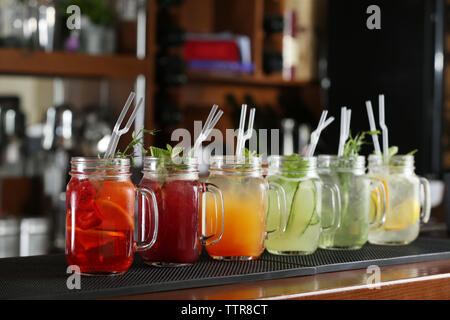 Verschiedene Cocktails auf Tisch im Cafe Stockfoto