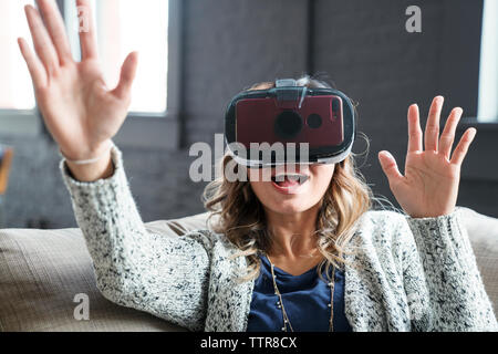 Geschäftsfrau, virtual-Reality-Simulator im Büro tragen Stockfoto