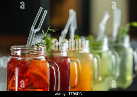 Verschiedene Cocktails auf Tisch im Cafe Stockfoto