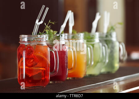 Verschiedene Cocktails auf Tisch im Cafe Stockfoto