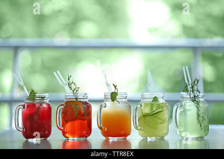 Verschiedene Cocktails auf Tisch im Cafe Stockfoto