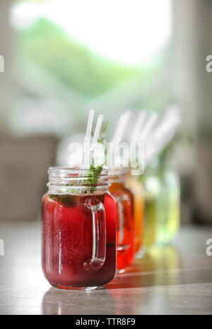 Verschiedene Cocktails auf Tisch im Cafe Stockfoto