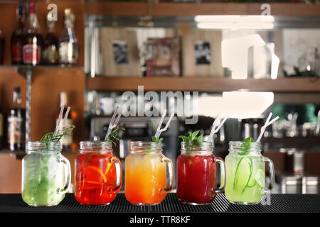 Verschiedene Cocktails auf Tisch im Cafe Stockfoto