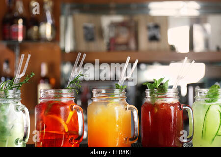 Verschiedene Cocktails auf Tisch im Cafe Stockfoto