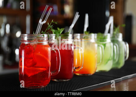 Verschiedene Cocktails auf Tisch im Cafe Stockfoto