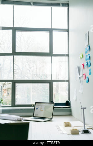 Laptop und Wea-Modelle auf dem Schreibtisch im Büro Stockfoto