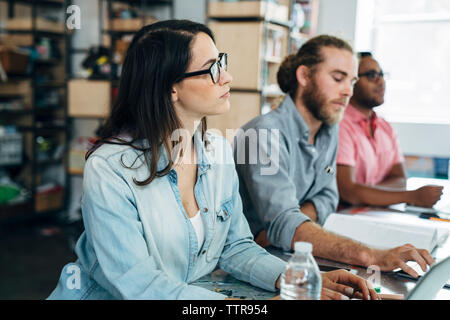 Geschäftsleute sitzen im Büro Stockfoto