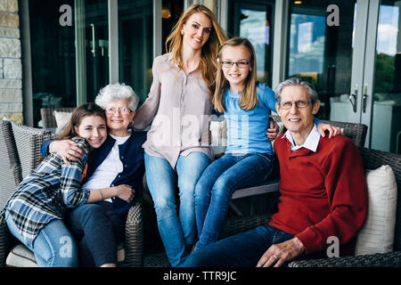 Porträt der glückliche Familie auf Veranda Stockfoto