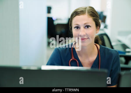 Portrait von zuversichtlich Ärztin im Krankenhaus Stockfoto