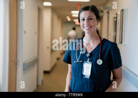 Portrait von fröhlichen Ärztin im Krankenhaus Lobby Stockfoto