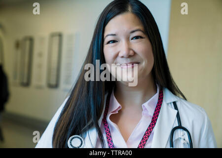 Portrait von zuversichtlich Ärztin im Krankenhaus Stockfoto