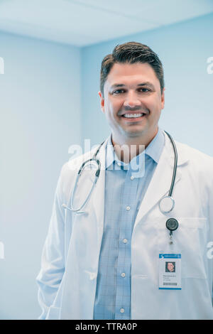 Portrait von zuversichtlich Arzt im Krankenhaus Stockfoto