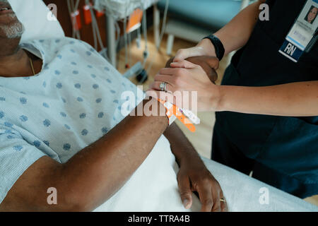 Nahaufnahme der Krankenschwester, die tröstliche älterer Patienten im Krankenhaus Stockfoto