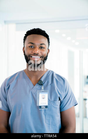 Portrait von lächelnden Arzt im Krankenhaus Flur Stockfoto