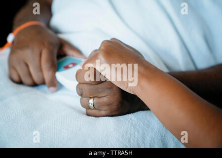 7/8 Hand in Hand's Tochter holding Vater im Krankenhaus Stockfoto