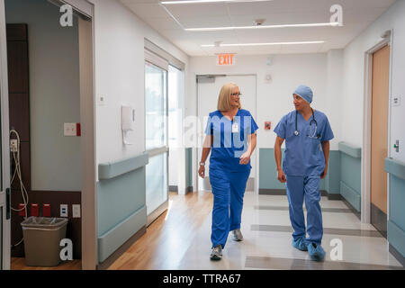 Chirurg und Krankenschwester sprechen während man im Krankenhaus Flur Stockfoto