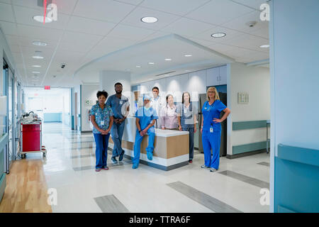 Portrait von zuversichtlich Ärzte am Krankenhaus Empfang Stockfoto